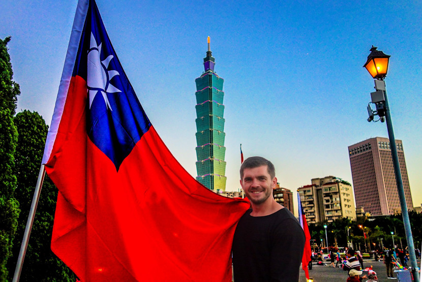 Miroslaw Wawak | One Man Wolf Pack in Taipei (Taiwan) in front of Taipei 101