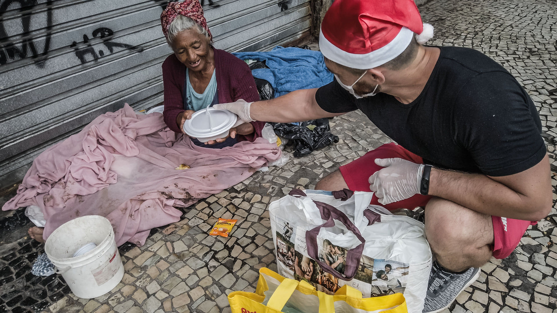 Miroslaw Wawak supporting the Homeless of Rio during COVID-19 pandemic | Christmas 2020