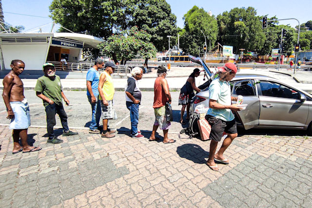 Miroslaw Wawak distributing 250 meals to the Homeless of Rio | December 11, 2022