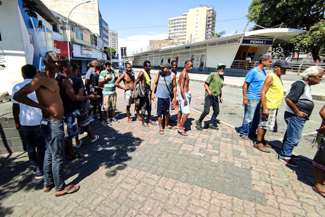 Miroslaw Wawak distributing 250 meals to the Homeless of Rio | December 11, 2022