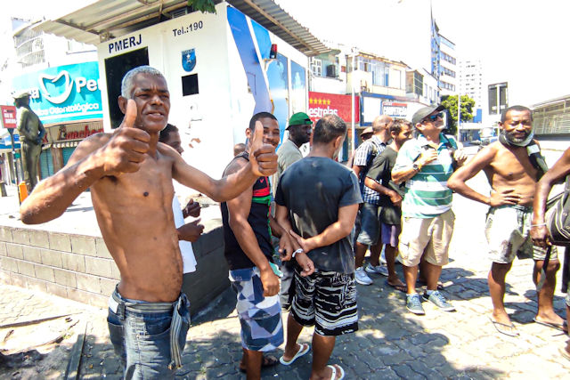 Miroslaw Wawak distributing 250 meals to the Homeless of Rio | December 11, 2022