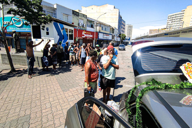 Miroslaw Wawak distributing 250 meals to the Homeless of Rio | December 11, 2022