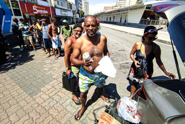 Miroslaw Wawak distributing 250 meals to the Homeless of Rio | December 11, 2022