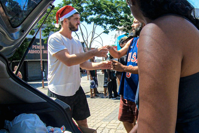 Miroslaw Wawak distributing 250 meals to the Homeless of Rio | December 11, 2022