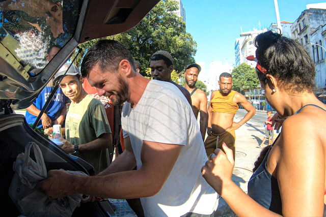 Miroslaw Wawak distributing 250 meals to the Homeless of Rio | December 11, 2022