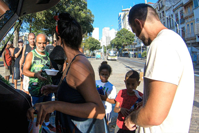 Miroslaw Wawak distributing 250 meals to the Homeless of Rio | December 11, 2022