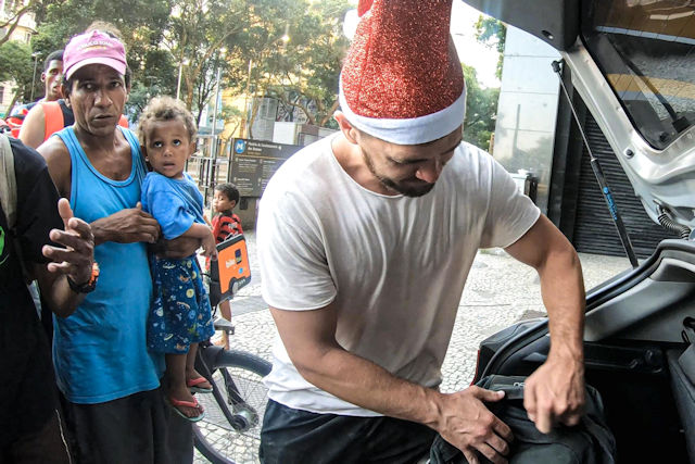 Miroslaw Wawak distributing 250 meals to the Homeless of Rio | December 11, 2022