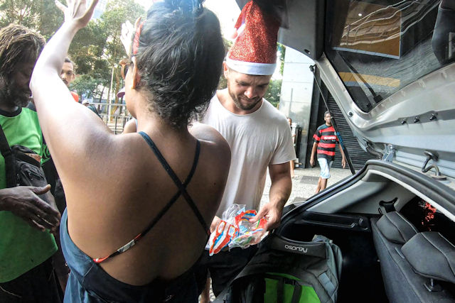 Miroslaw Wawak distributing 250 meals to the Homeless of Rio | December 11, 2022