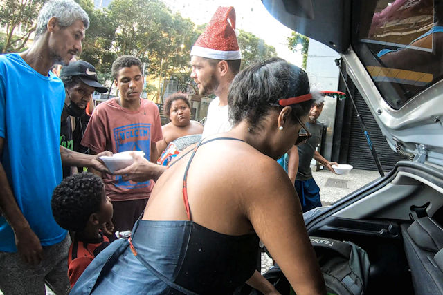 Miroslaw Wawak distributing 250 meals to the Homeless of Rio | December 11, 2022