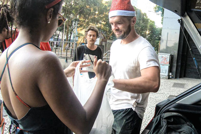 Miroslaw Wawak distributing 250 meals to the Homeless of Rio | December 11, 2022