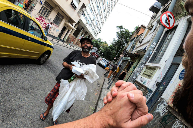 Miroslaw Wawak supporting the Homeless of Rio de Janeiro | Christmas 2022