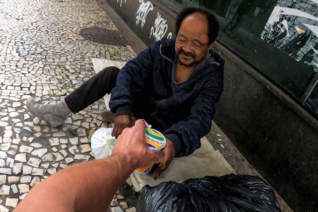 Miroslaw Wawak supporting the Homeless of Rio de Janeiro | Christmas 2022