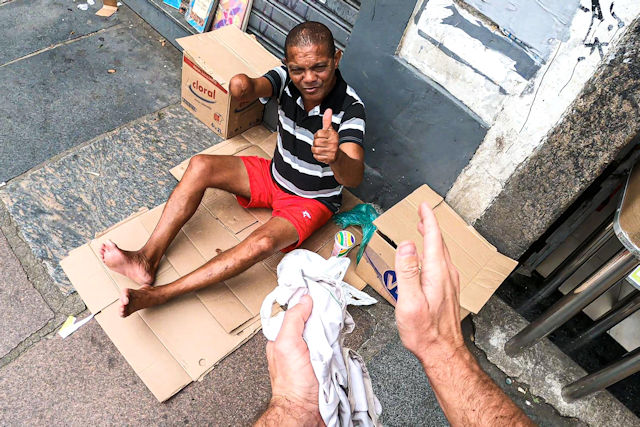 Miroslaw Wawak supporting the Homeless of Rio de Janeiro | Christmas 2022